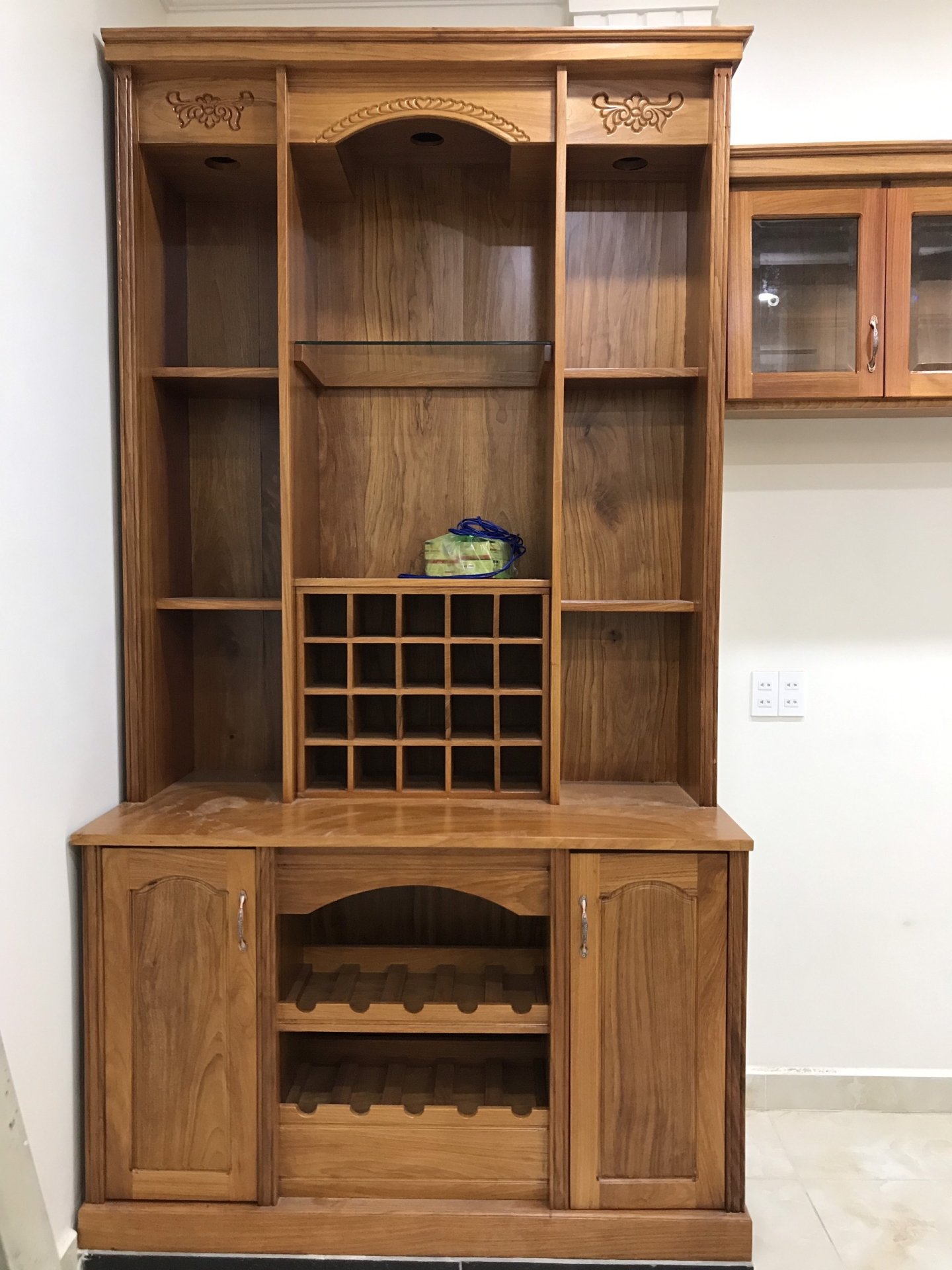 Họa tiết chạm khắc trên bề mặt là một trong những yếu tố ảnh hưởng đến giá tủ rượu gỗ gõ đỏ